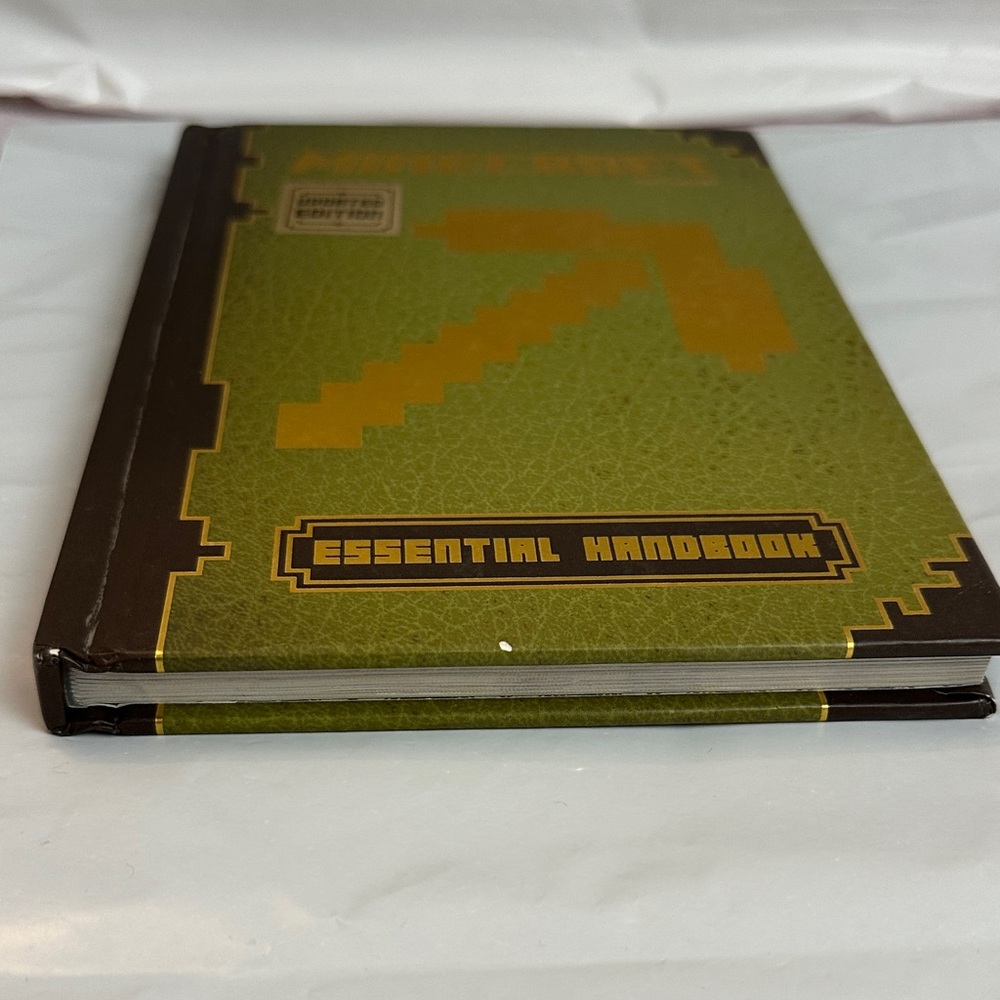 Minecraft Essential Handbook - Updated Edition - Picture 10 of 10
